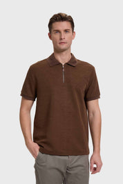 Polera de hombre en color chocolate con diseno moderno