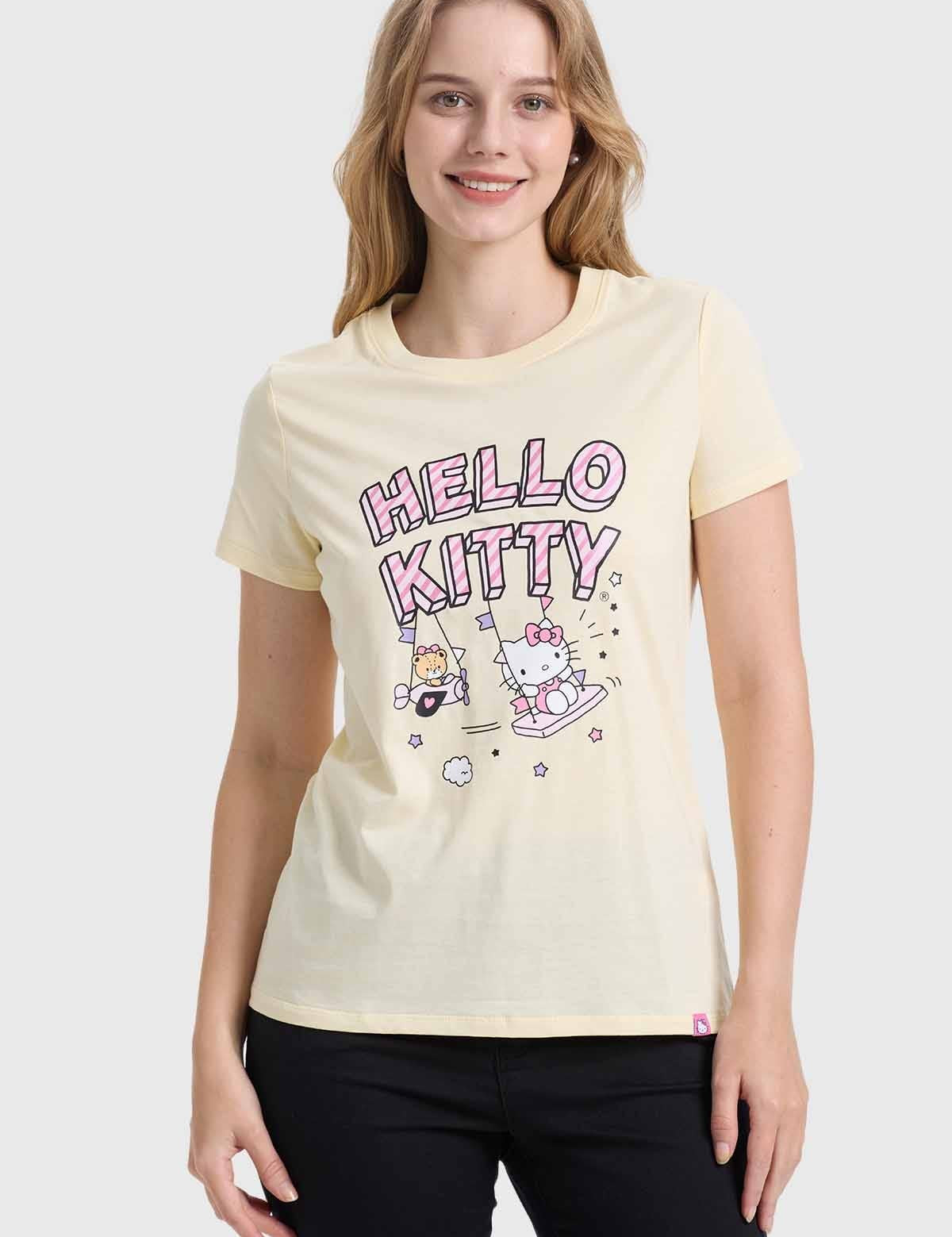 Polera mujer beige con estampado Hello Kitty, diseño divertido y moderno.