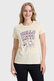 Polera mujer beige con estampado Hello Kitty, diseño divertido y moderno.