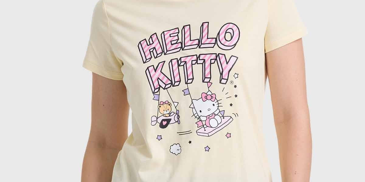 Polera mujer beige con estampado Hello Kitty, diseño divertido y moderno.