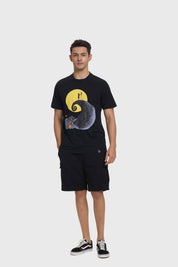 Polera negra de hombre con diseño de El Extraño Mundo de Jack, estampado colorido en el frente.