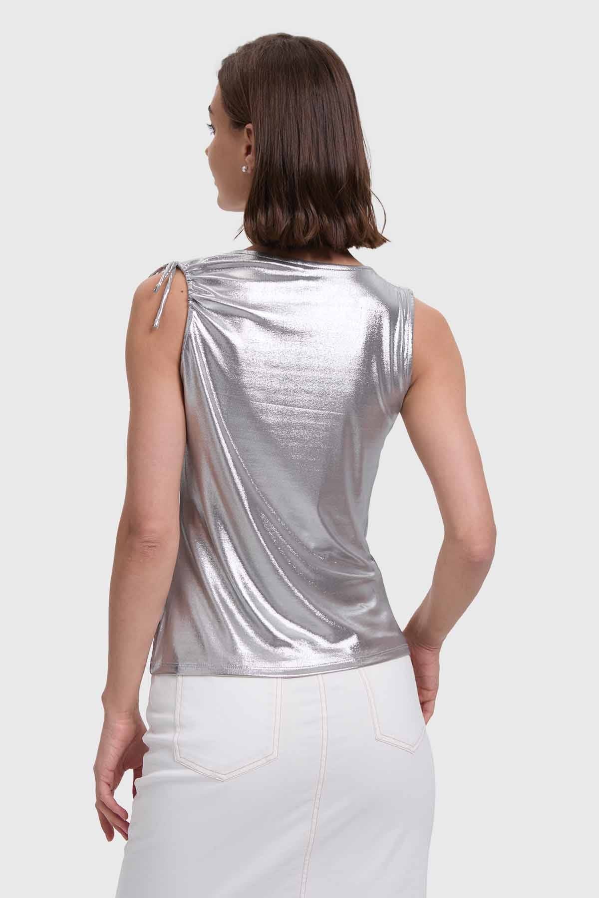Polera Mujer Con Drapeado Brillante Plateado
