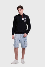 Poleron hombre negro con capucha y estampados divertidos, ideal para un look moderno.