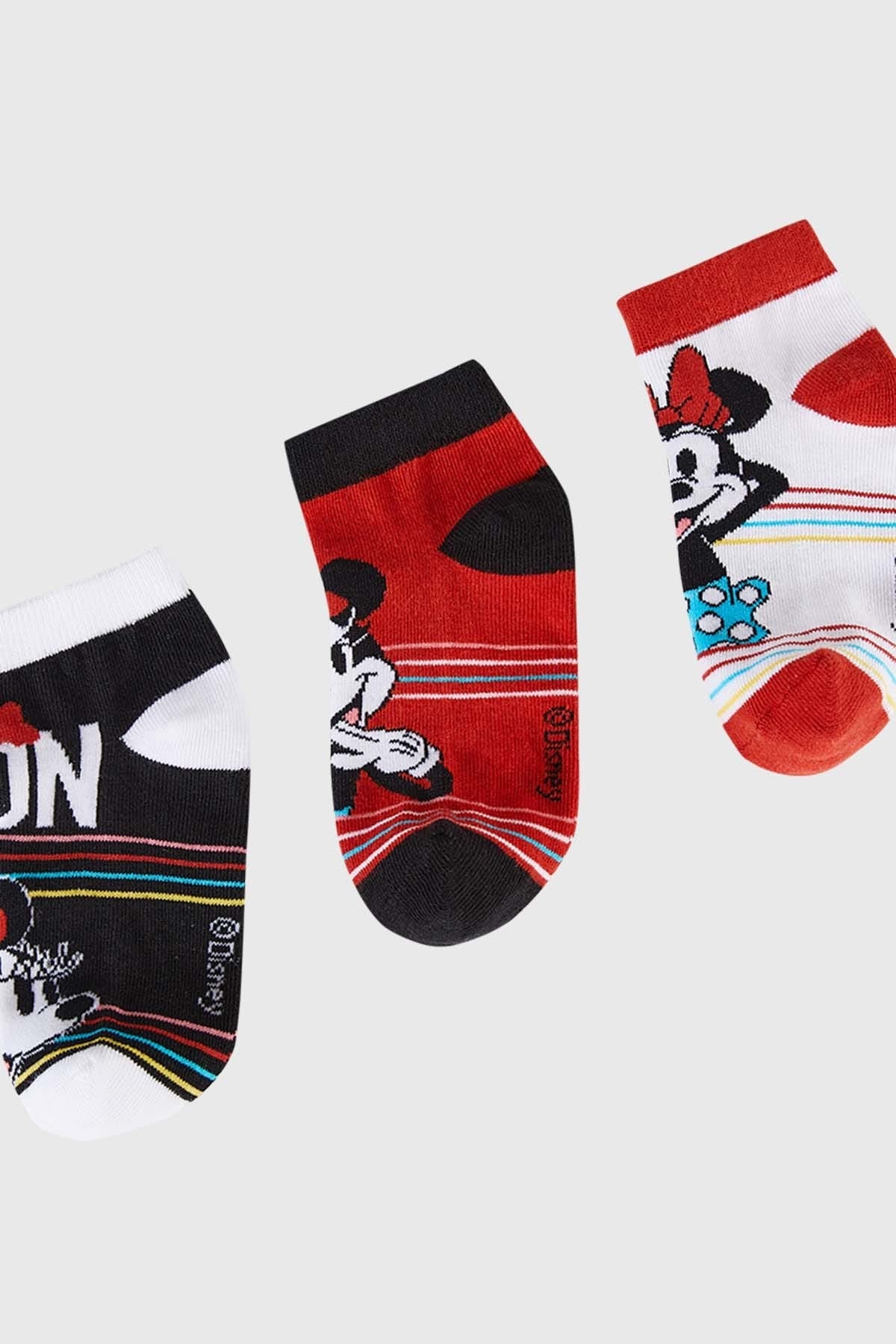 Tripack de calcetas deportivas rojas para niña con estampados divertidos.