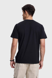 Polera hombre negra con diseño de personajes de One Piece en el frente.