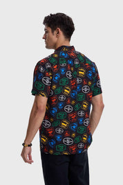 Camisa de hombre negra con estampado de Harry Potter, diseño colorido y moderno.