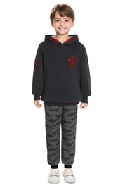 Polerón niño gris con estampado rojo, capucha y detalles modernos.