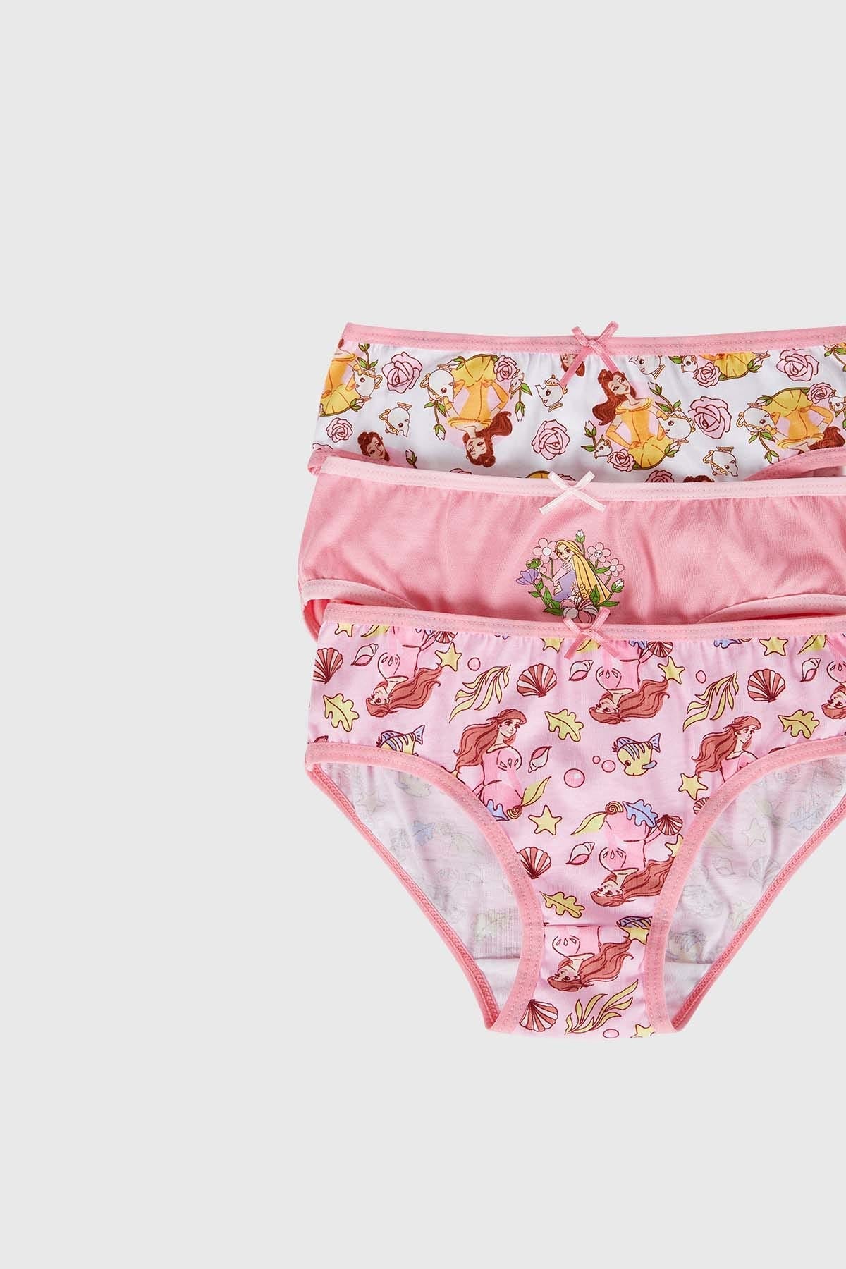 Calzón niña tripack en color rosado con estampados de princesas.