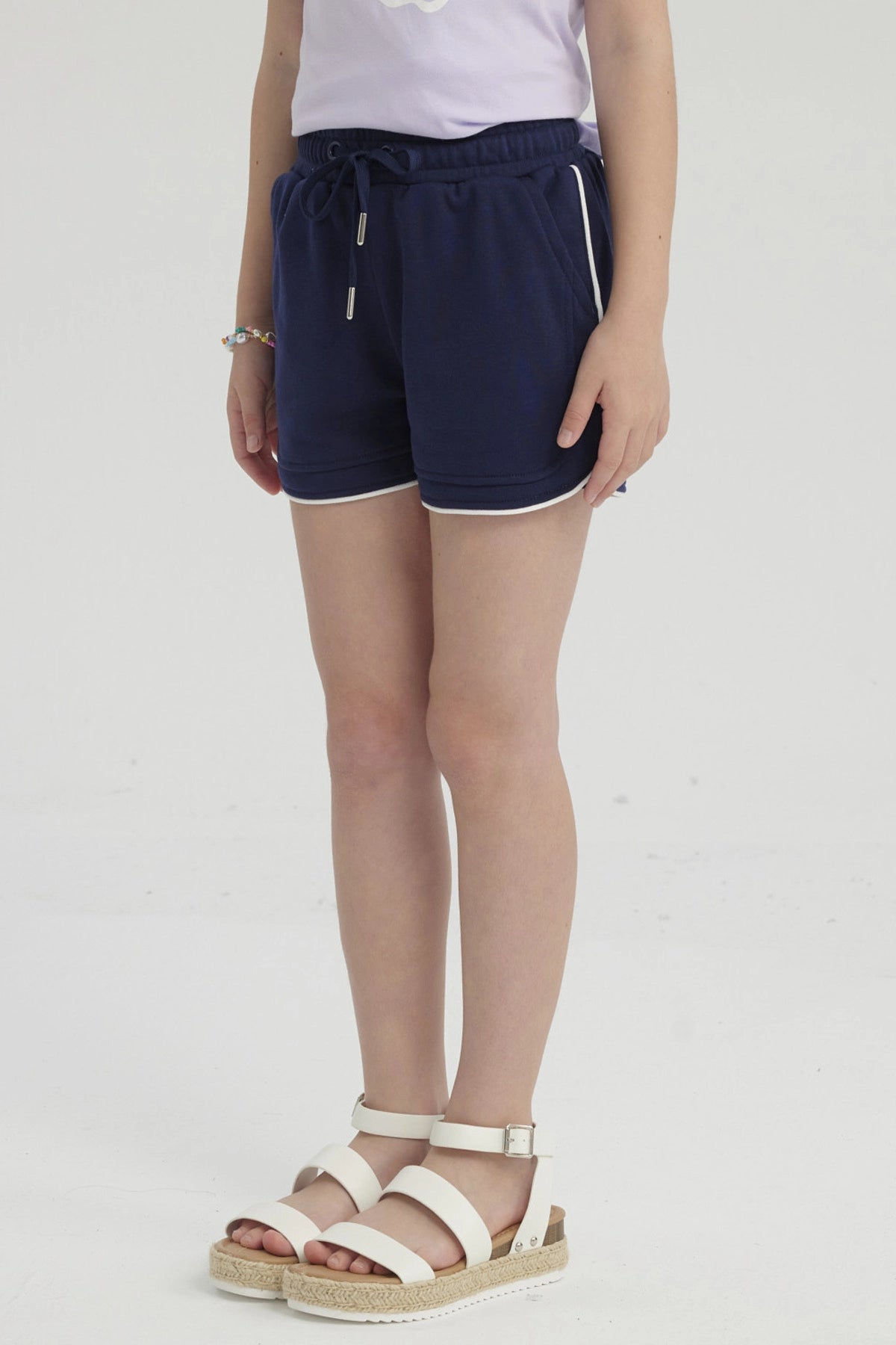 Short azul marino para niña con cordón ajustable sin estampa ideal para días de juego y aventuras al aire libre