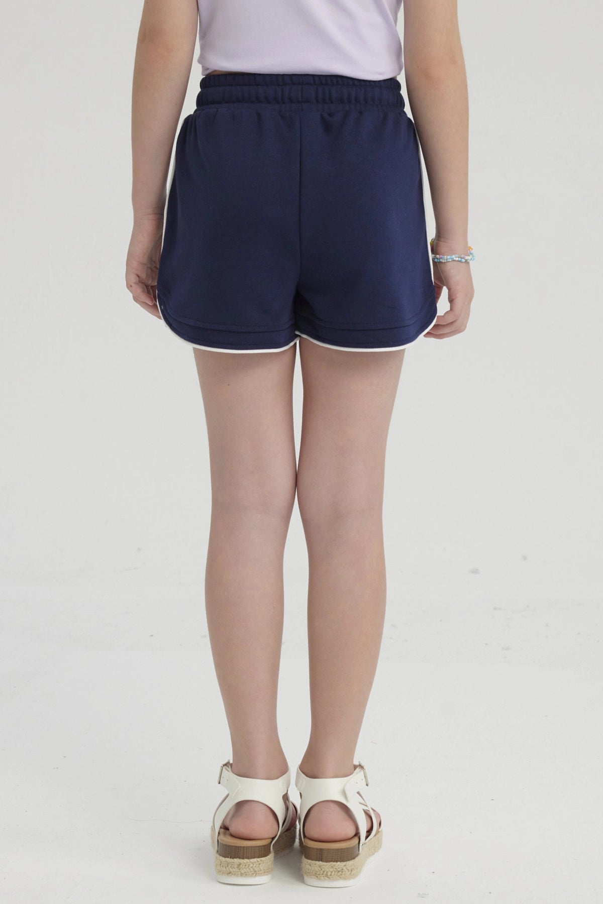 Short azul marino para niña con cordón ajustable sin estampa ideal para días de juego y aventuras al aire libre