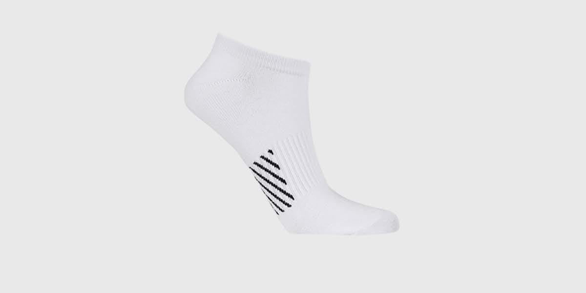 Tripack de calcetas deportivas negras con diseño de líneas diagonales en el lateral estilo moderno