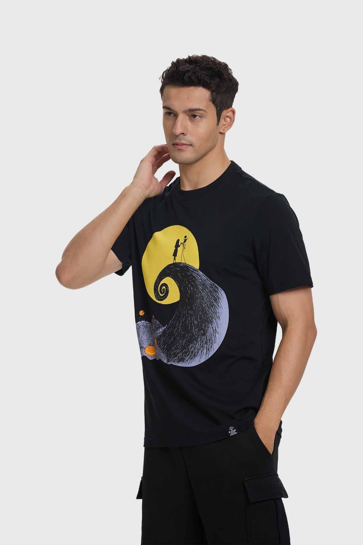 Polera negra de hombre con diseño de El Extraño Mundo de Jack, estampado colorido en el frente.