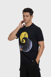 Polera negra de hombre con diseño de El Extraño Mundo de Jack, estampado colorido en el frente.