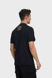 Polera negra de hombre con diseño de El Extraño Mundo de Jack, estampado colorido en el frente.