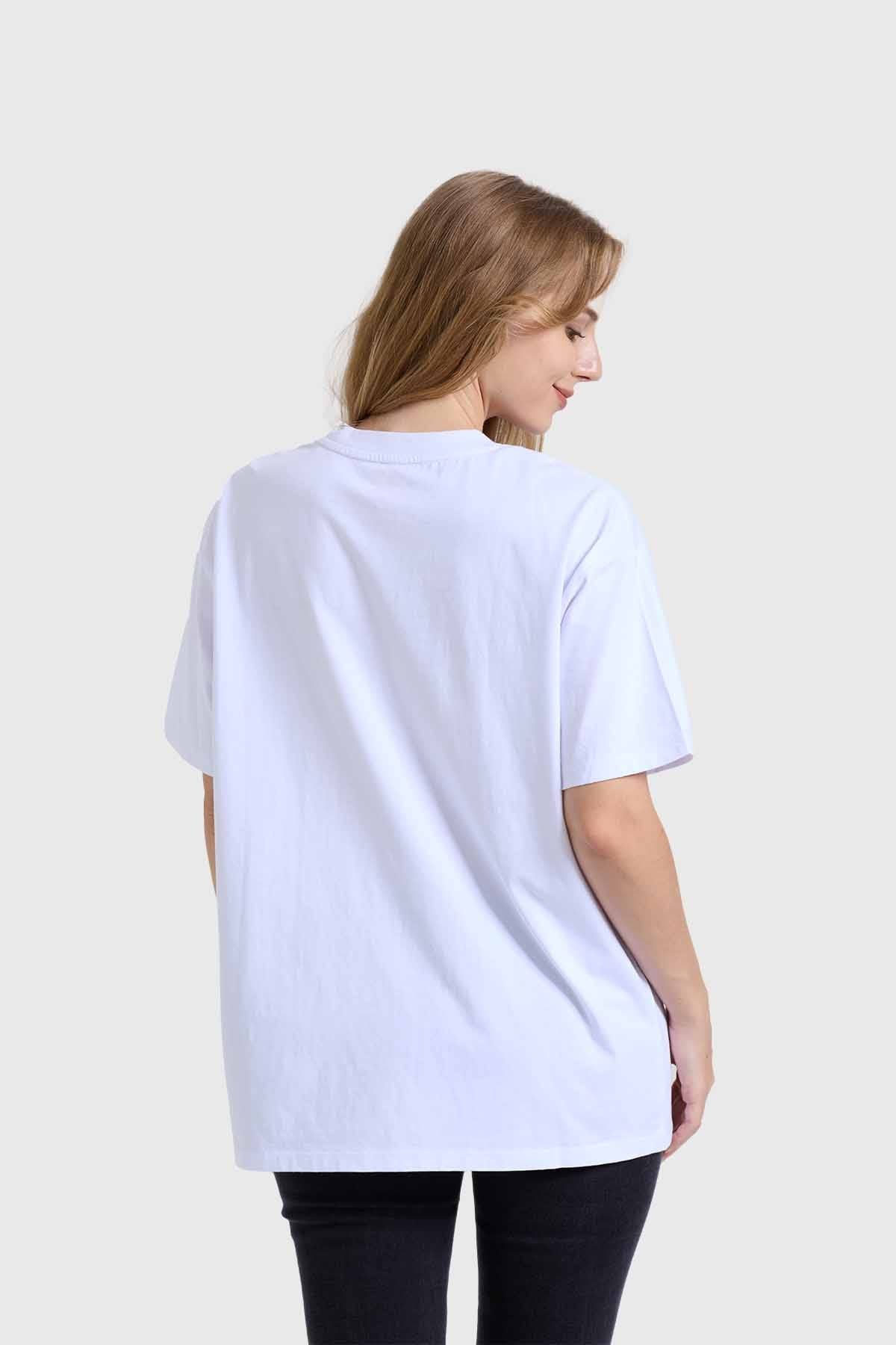 Polera blanca mujer con estampado Pink Panther y flores en diseño divertido.