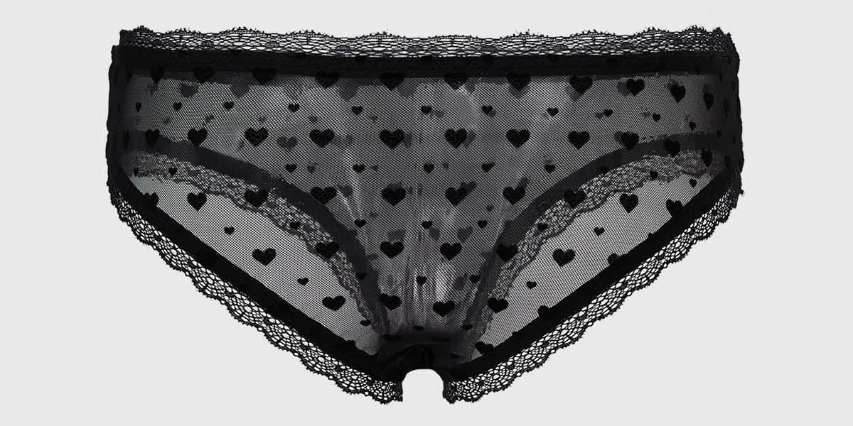 Pantaleta de encaje negro con corazones pequeños estampados en toda la tela diseño coqueto y romántico