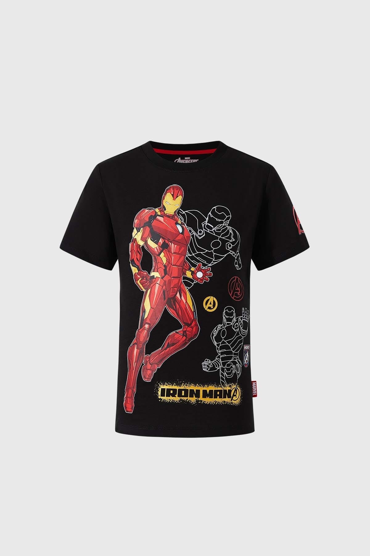 Polera negra para niño con diseño de Avengers y Iron Man en estampado colorido.