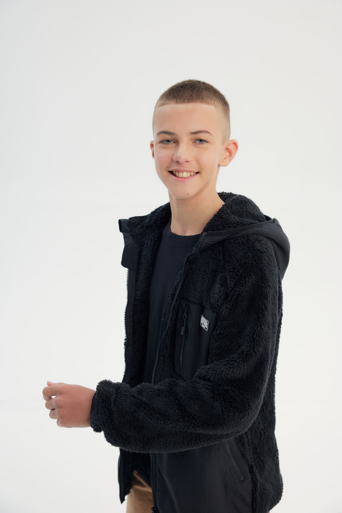 Polar niño negro con textura suave y cierre frontal liso sin estampado ideal para días fríos y casuales