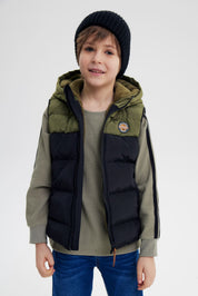 Parka niño sin mangas verde militar con capucha y parche pequeño en el pecho diseño acolchado bicolor verde y negro