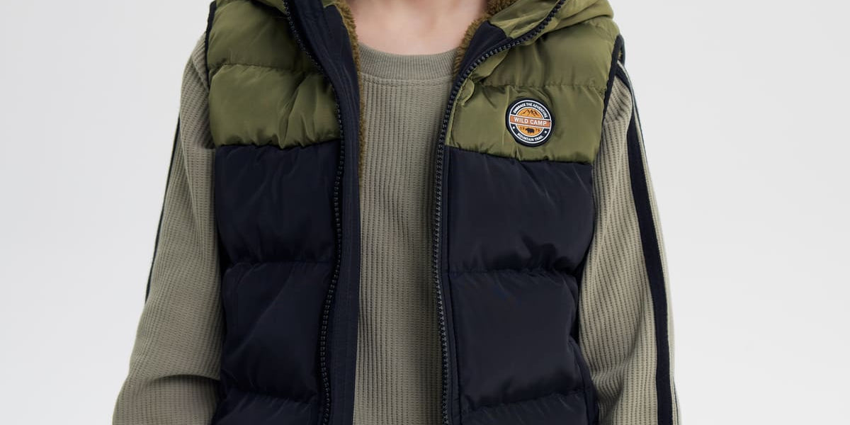 Parka niño sin mangas verde militar con capucha y parche pequeño en el pecho diseño acolchado bicolor verde y negro