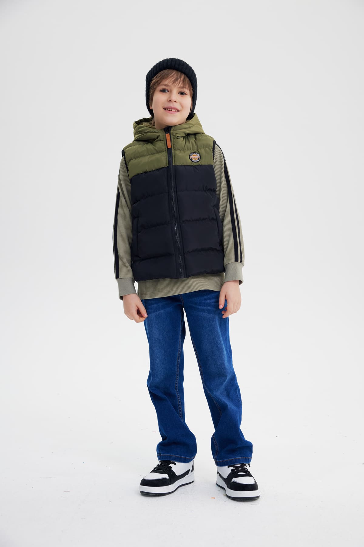 Parka niño sin mangas verde militar con capucha y parche pequeño en el pecho diseño acolchado bicolor verde y negro