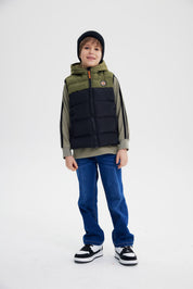 Parka niño sin mangas verde militar con capucha y parche pequeño en el pecho diseño acolchado bicolor verde y negro