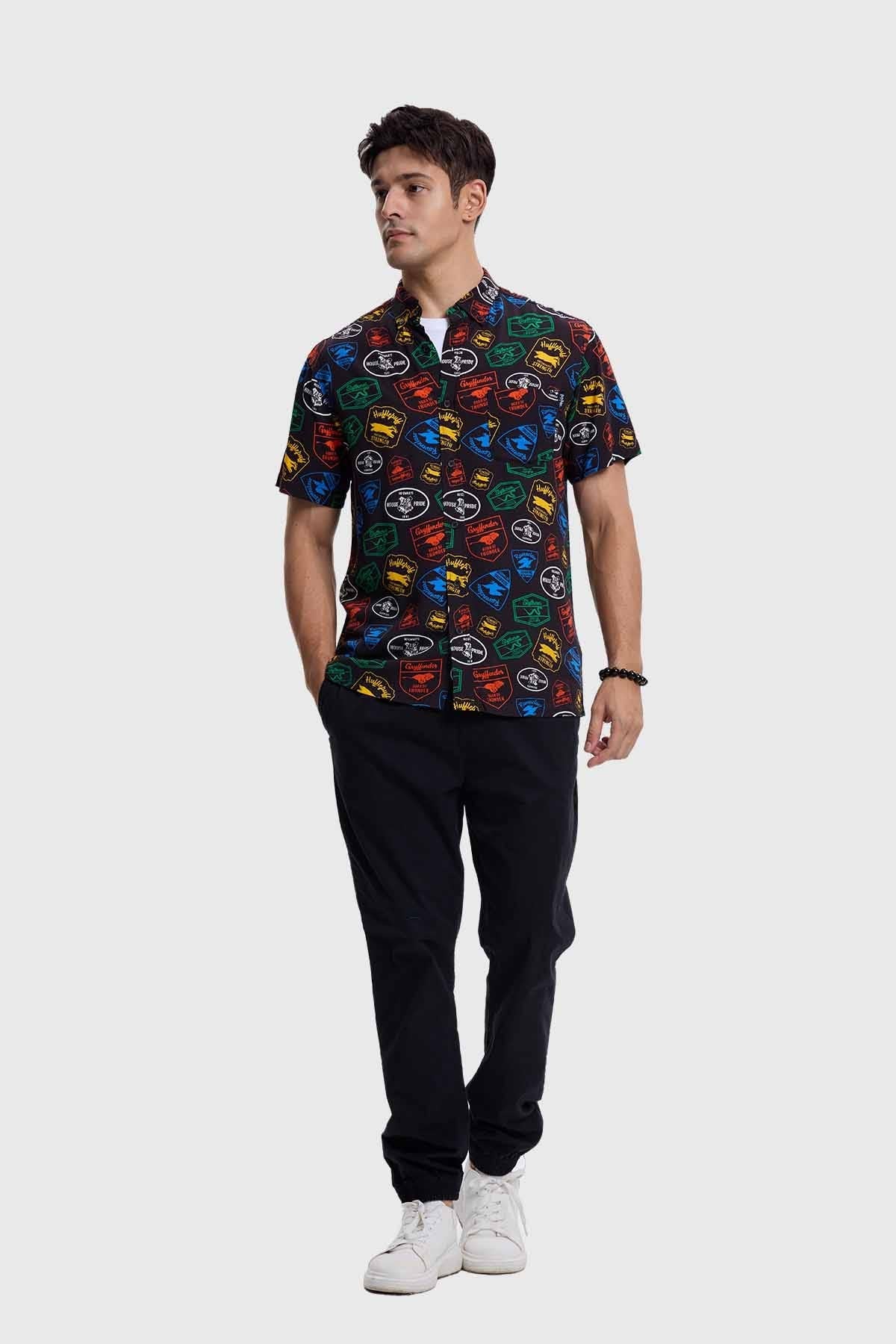 Camisa de hombre negra con estampado de Harry Potter, diseño colorido y moderno.