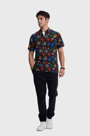 Camisa de hombre negra con estampado de Harry Potter, diseño colorido y moderno.