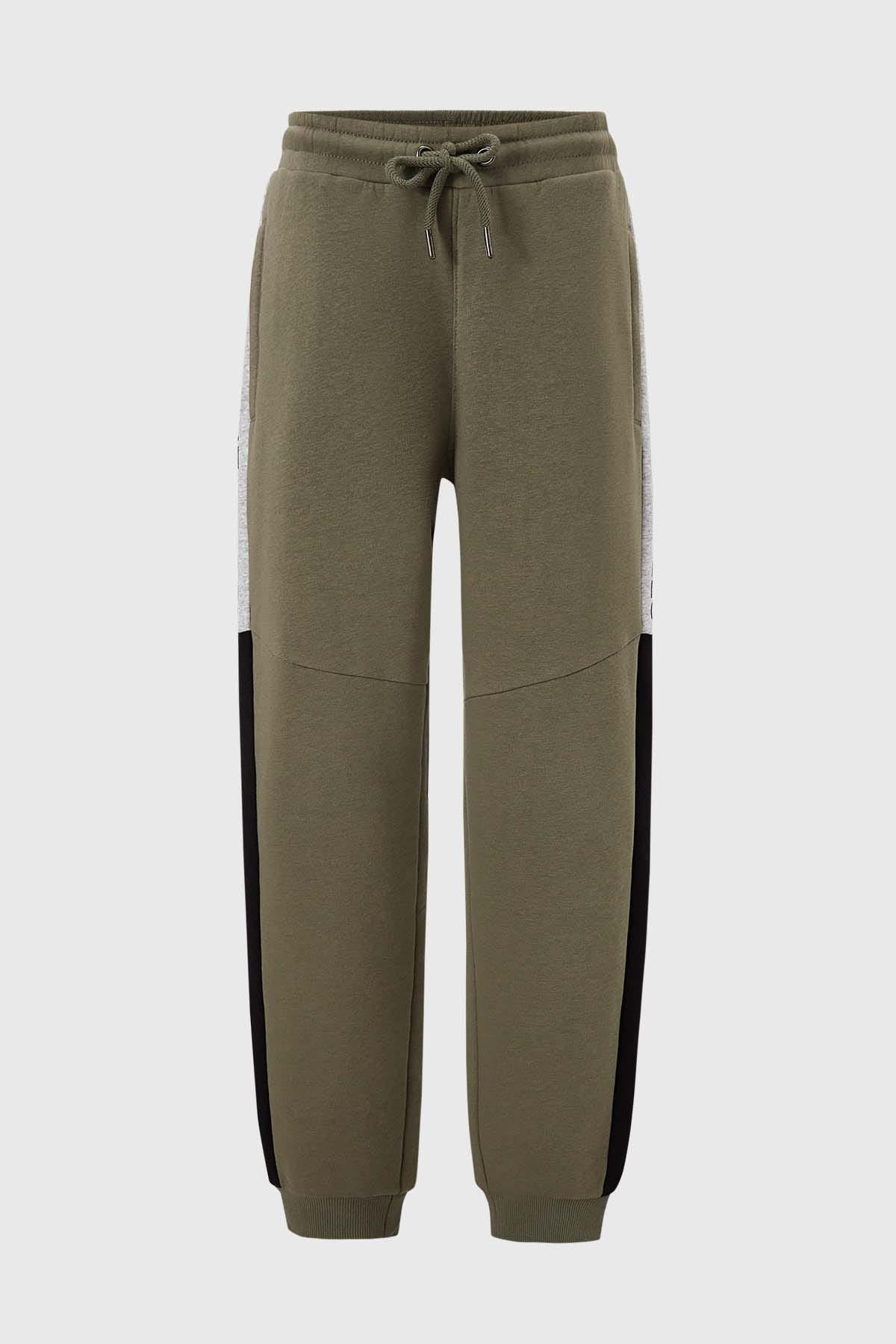 PANTALÓN BUZO NIÑO TEXTO CORTES VERDE MILITAR