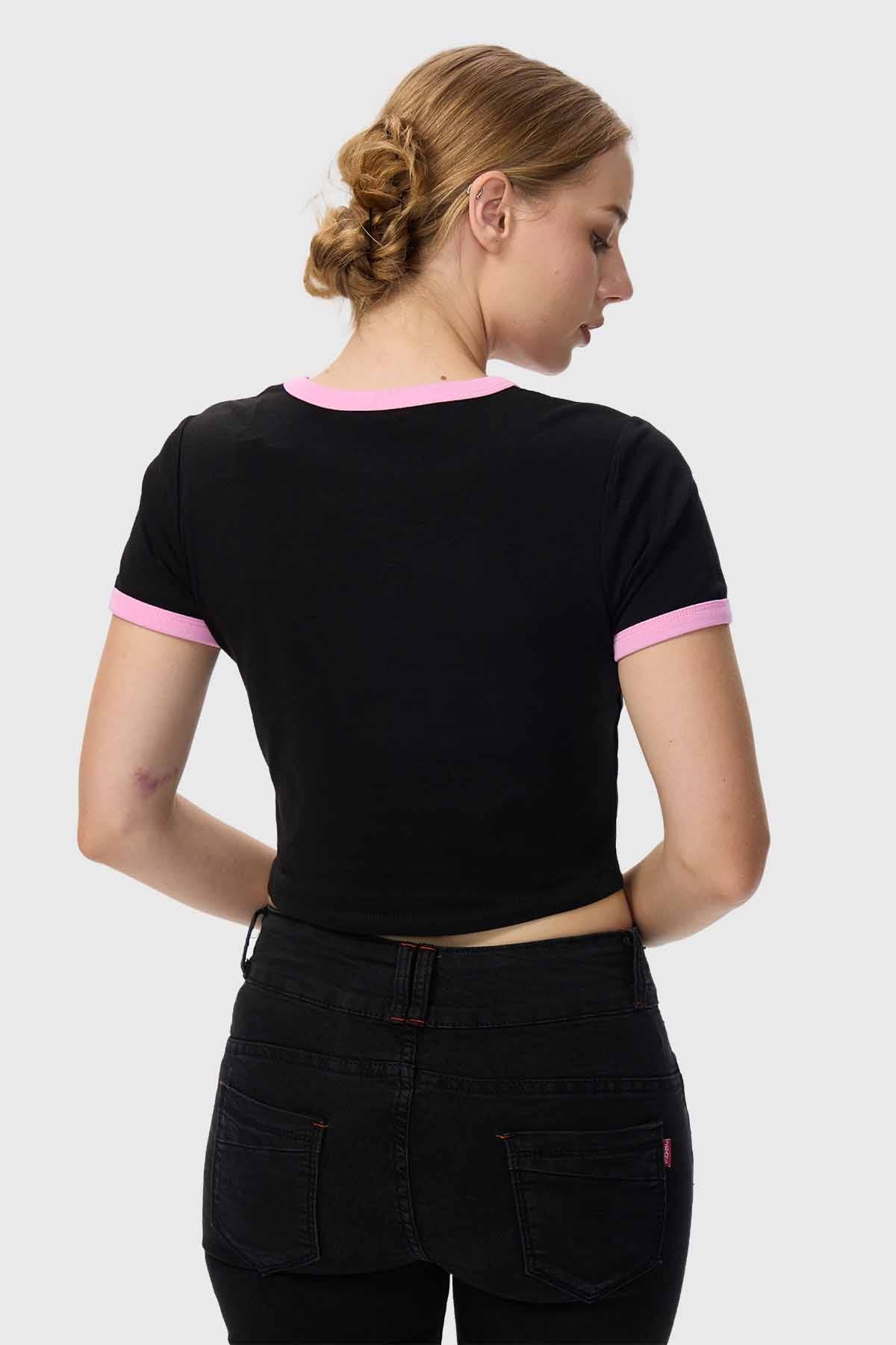 Polera negra de mujer con estampado de Hello Kitty y detalles en rosa.