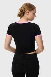 Polera negra de mujer con estampado de Hello Kitty y detalles en rosa.