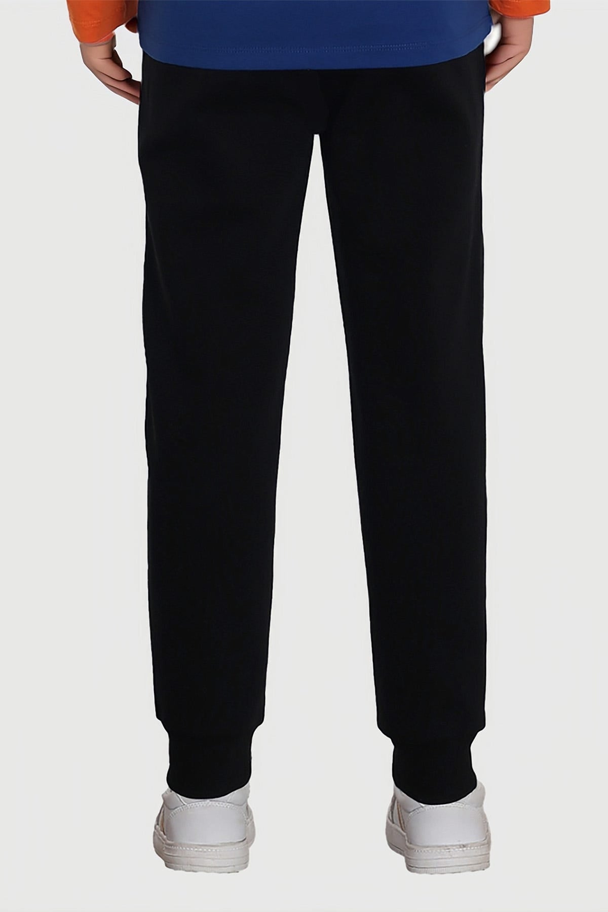 Pantalón buzo negro para niño con diseño Naruto y detalles en naranja.