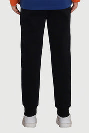 Pantalón buzo negro para niño con diseño Naruto y detalles en naranja.