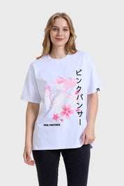 Polera blanca mujer con estampado Pink Panther y flores en diseño divertido.