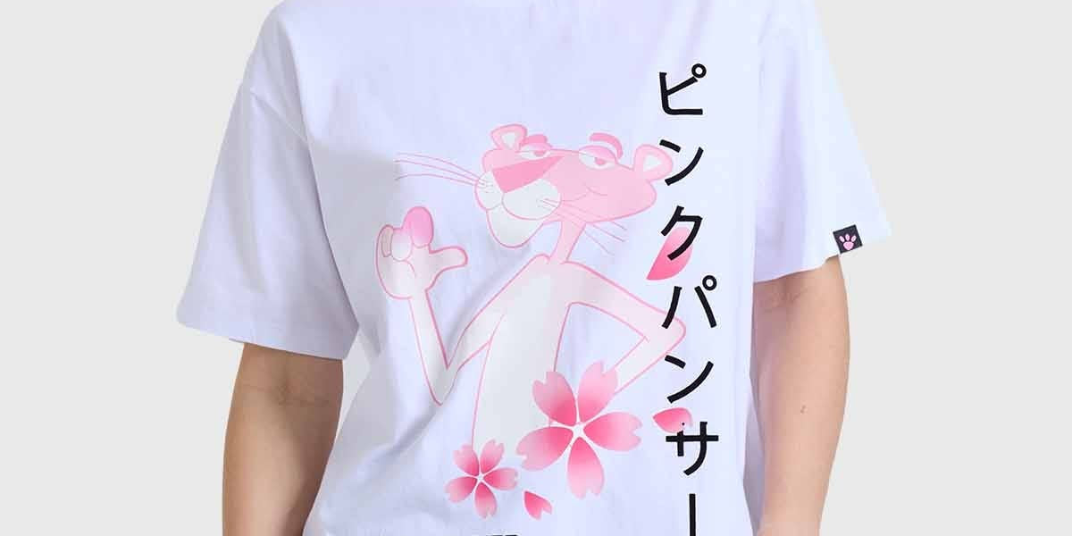 Polera blanca mujer con estampado Pink Panther y flores en diseño divertido.