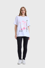 Polera blanca mujer con estampado Pink Panther y flores en diseño divertido.