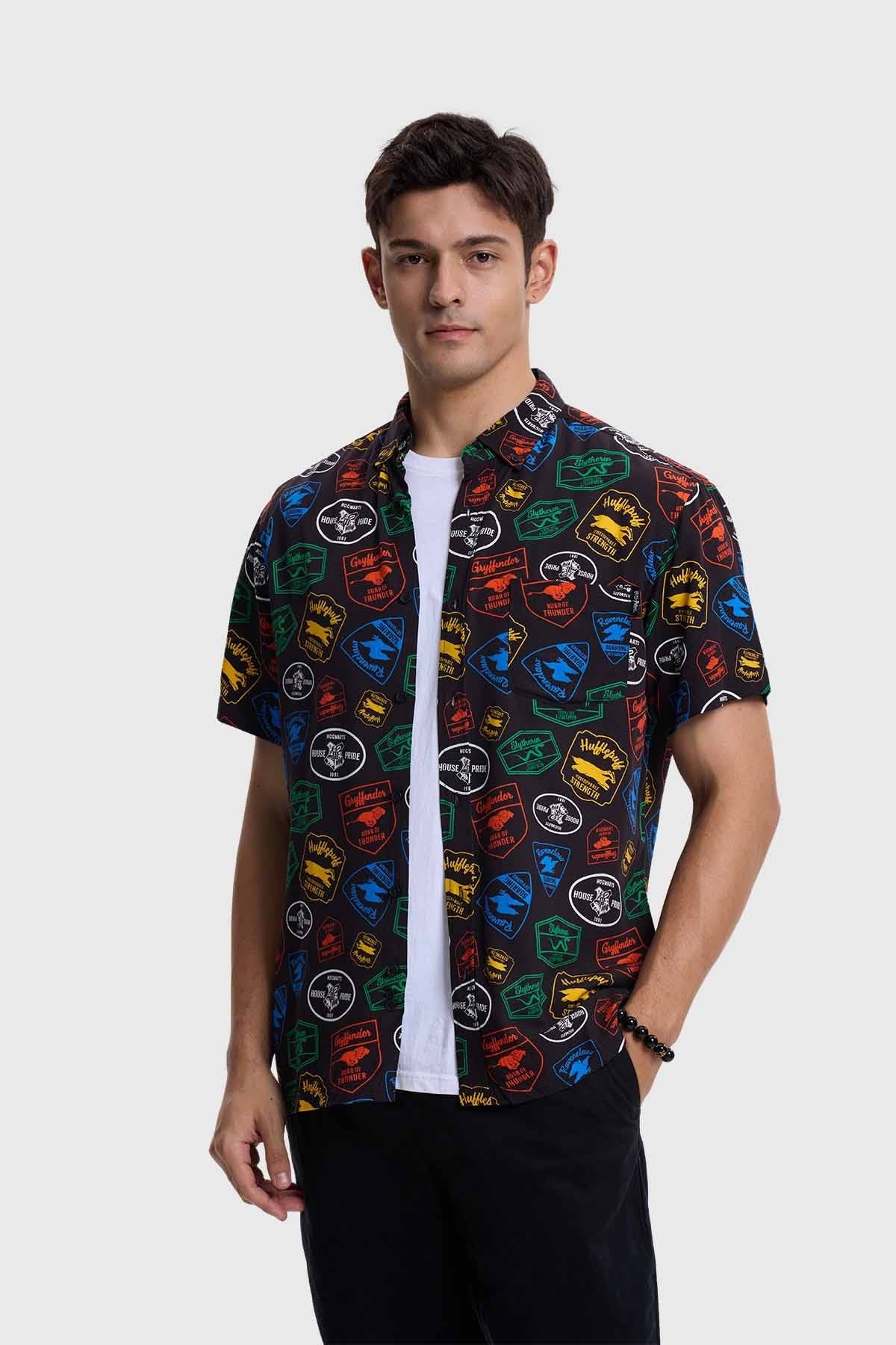 Camisa de hombre negra con estampado de Harry Potter, diseño colorido y moderno.
