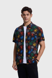 Camisa de hombre negra con estampado de Harry Potter, diseño colorido y moderno.