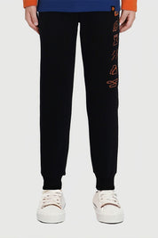Pantalón buzo negro para niño con diseño Naruto y detalles en naranja.