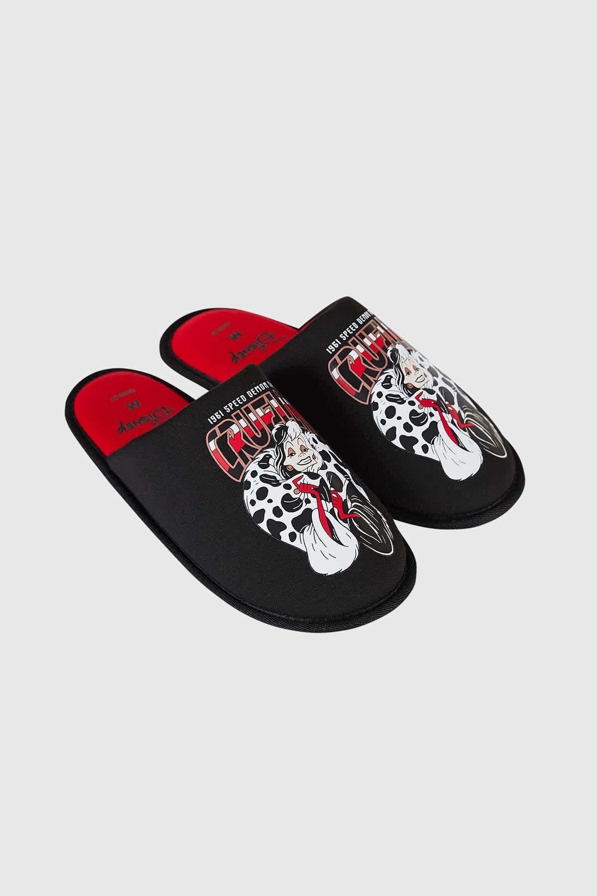 Pantufla mujer Cruella negra con diseño divertido y estampado colorido.