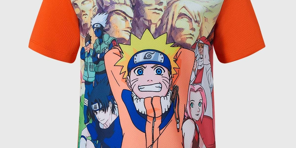 Polera niño Naruto naranjo con estampado de personajes del anime, diseño moderno y cómodo.