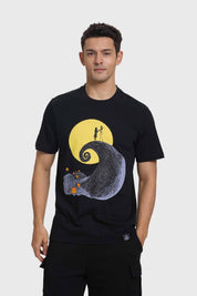 Polera negra de hombre con diseño de El Extraño Mundo de Jack, estampado colorido en el frente.