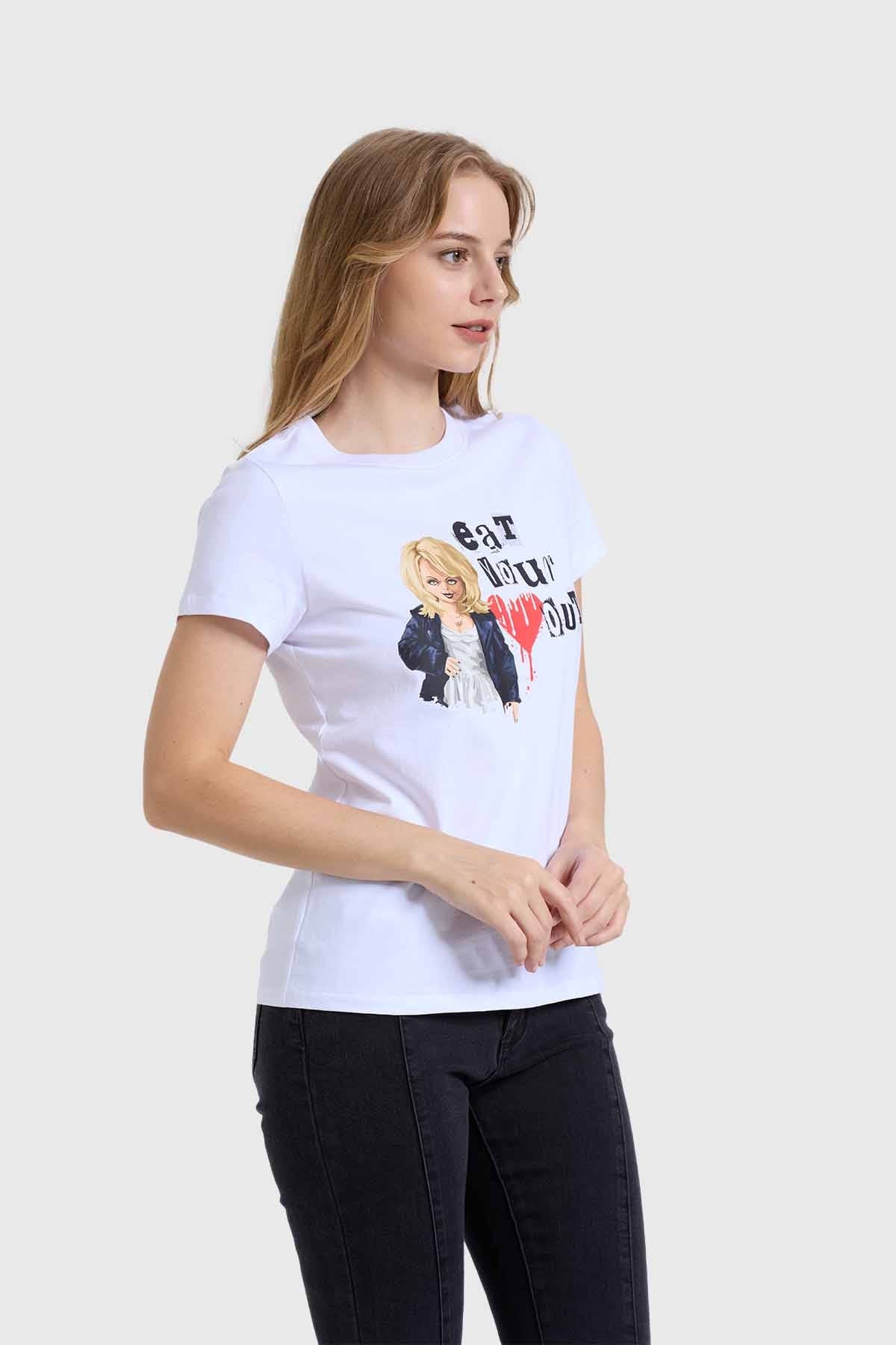 Polera blanca mujer con diseño Chucky y texto divertido, estilo casual.