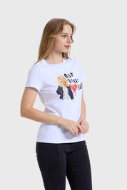 Polera blanca mujer con diseño Chucky y texto divertido, estilo casual.