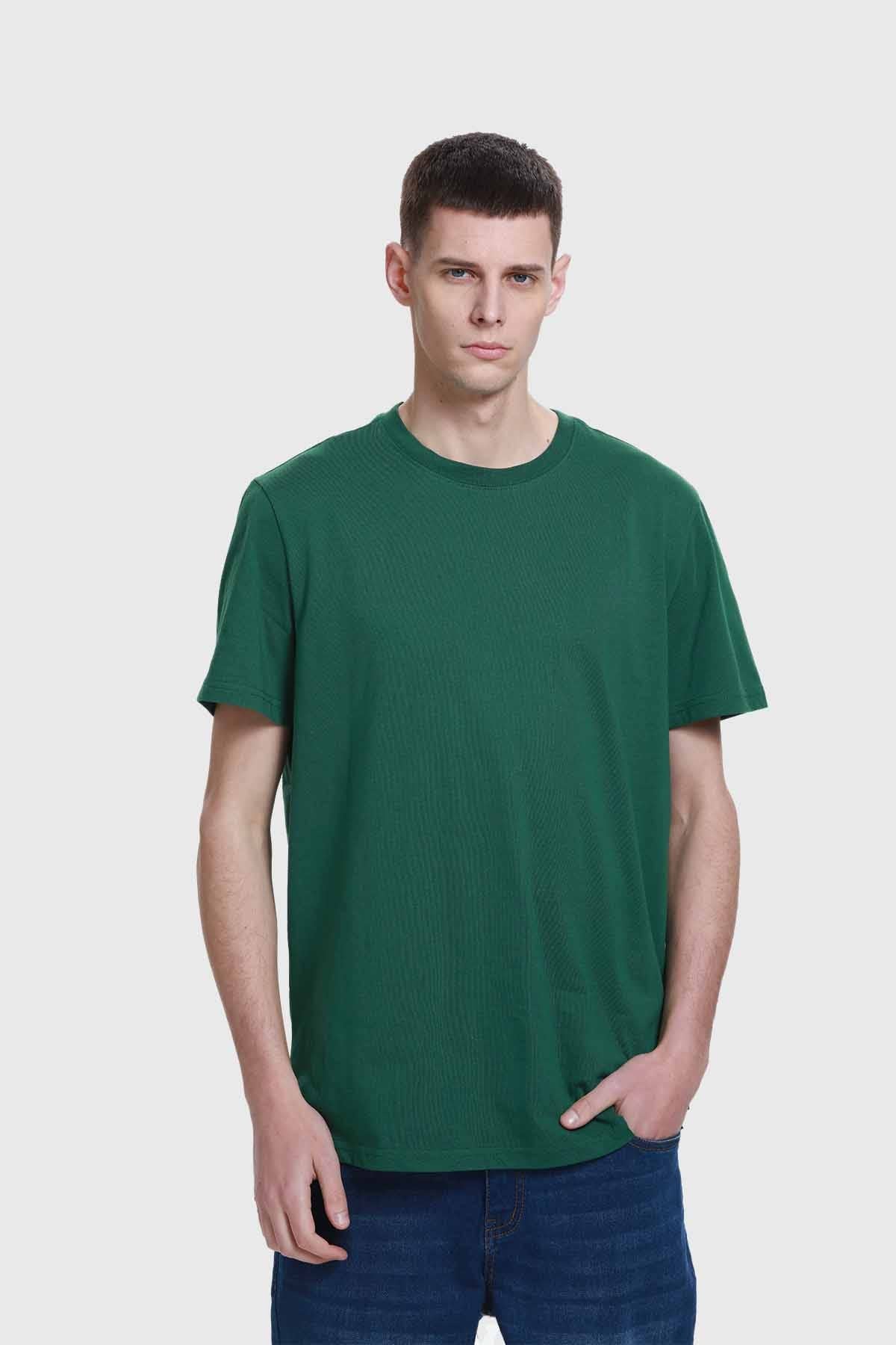 Polera hombre long fit verde claro en fondo blanco