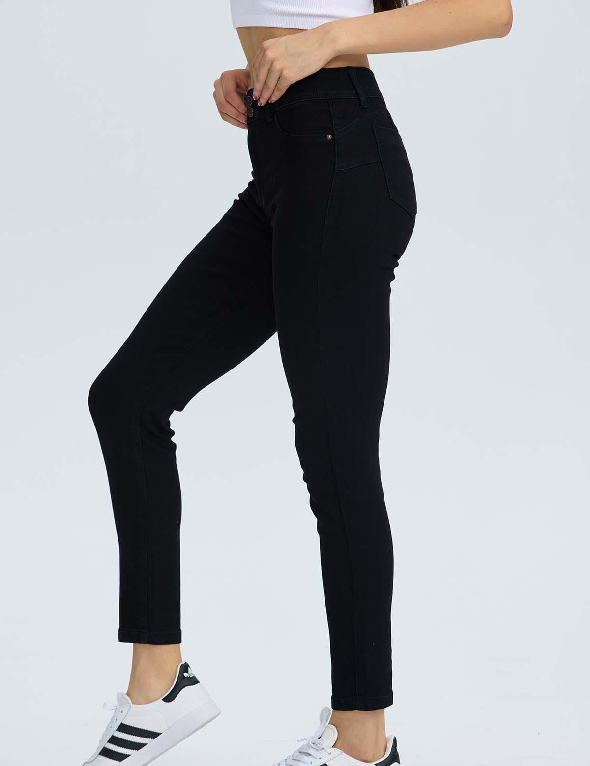 Jeans negros de mujer estilo push con dos botones visibles