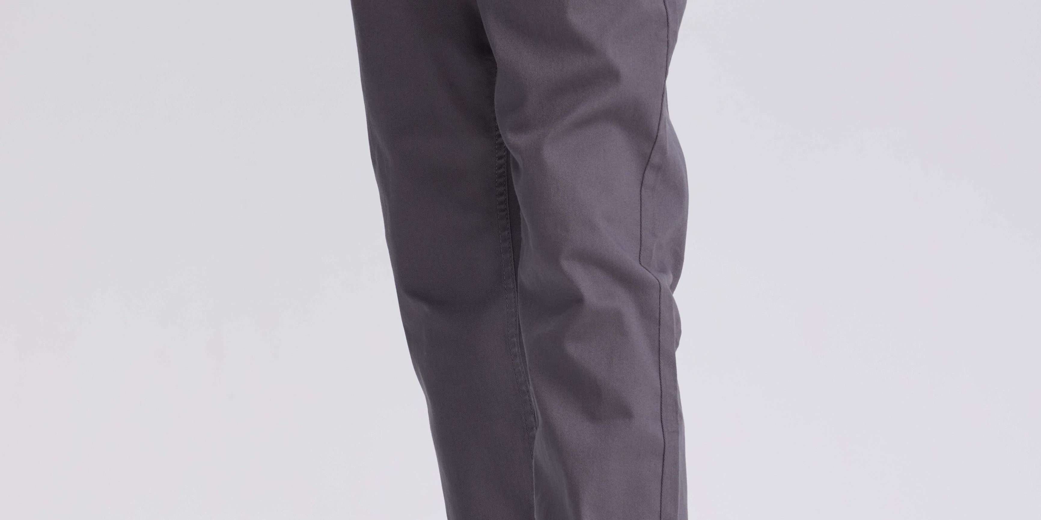 Jeans slim gris para hombre de corte moderno sin estampa ideal para un look casual y versátil