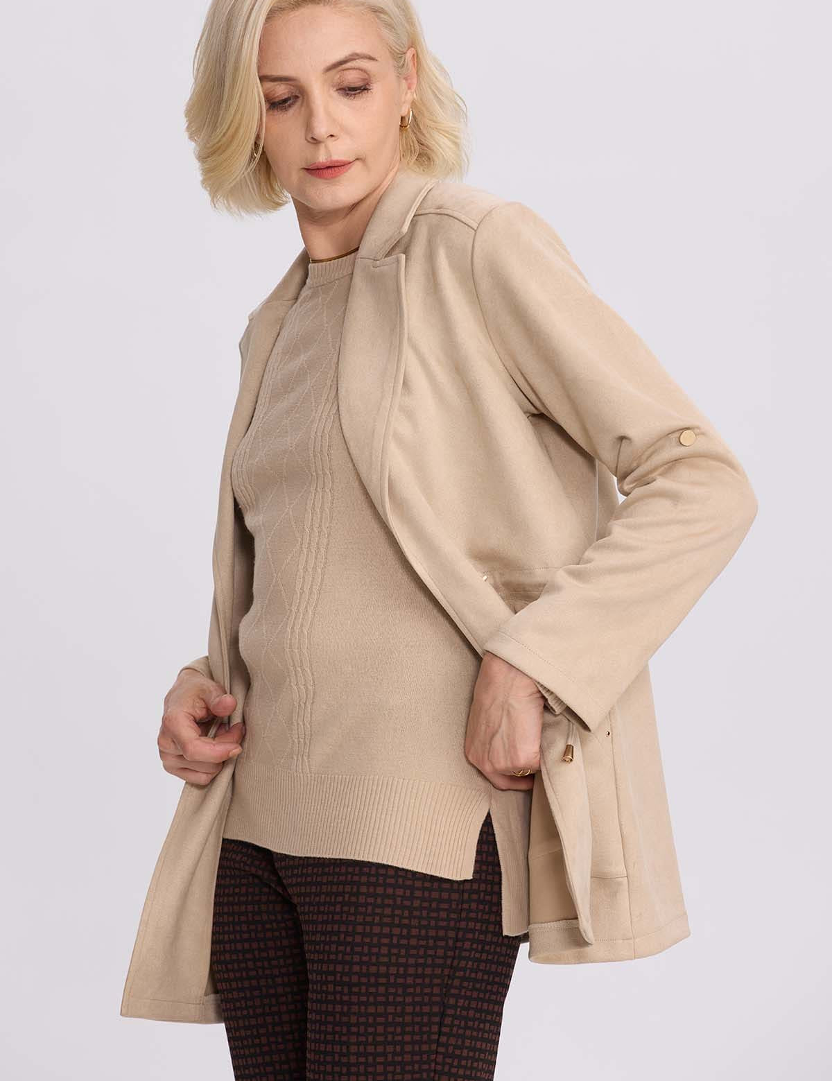 Chaqueta mujer beige con ajuste en la cintura y detalles en los puños