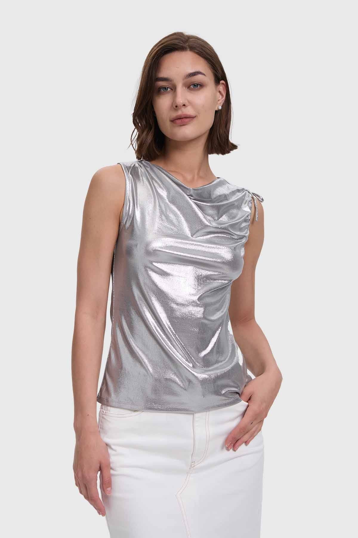 Polera Mujer Con Drapeado Brillante Plateado
