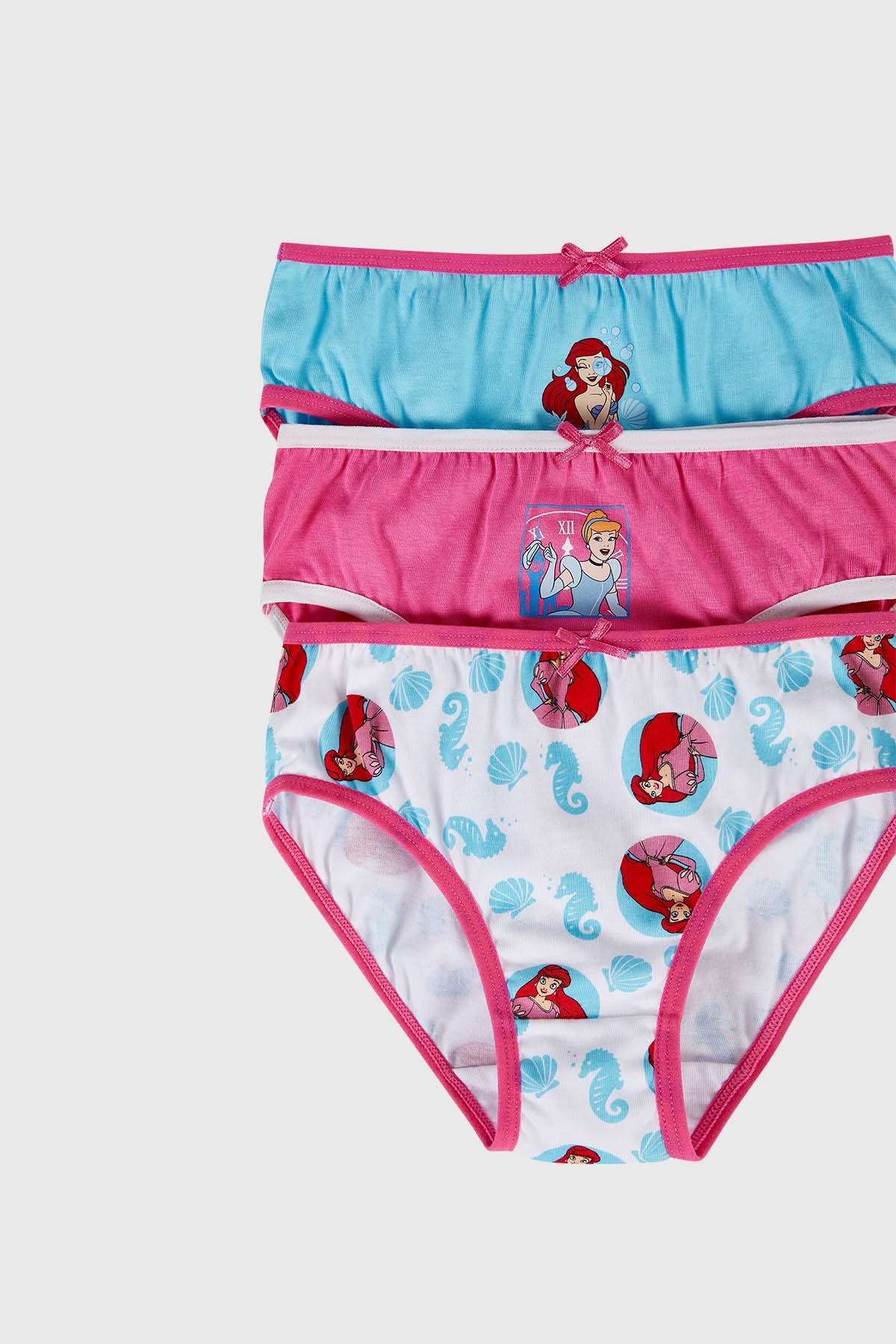 Calzon tripack para niña con diseño de princesas en tonos rosados y celestes.
